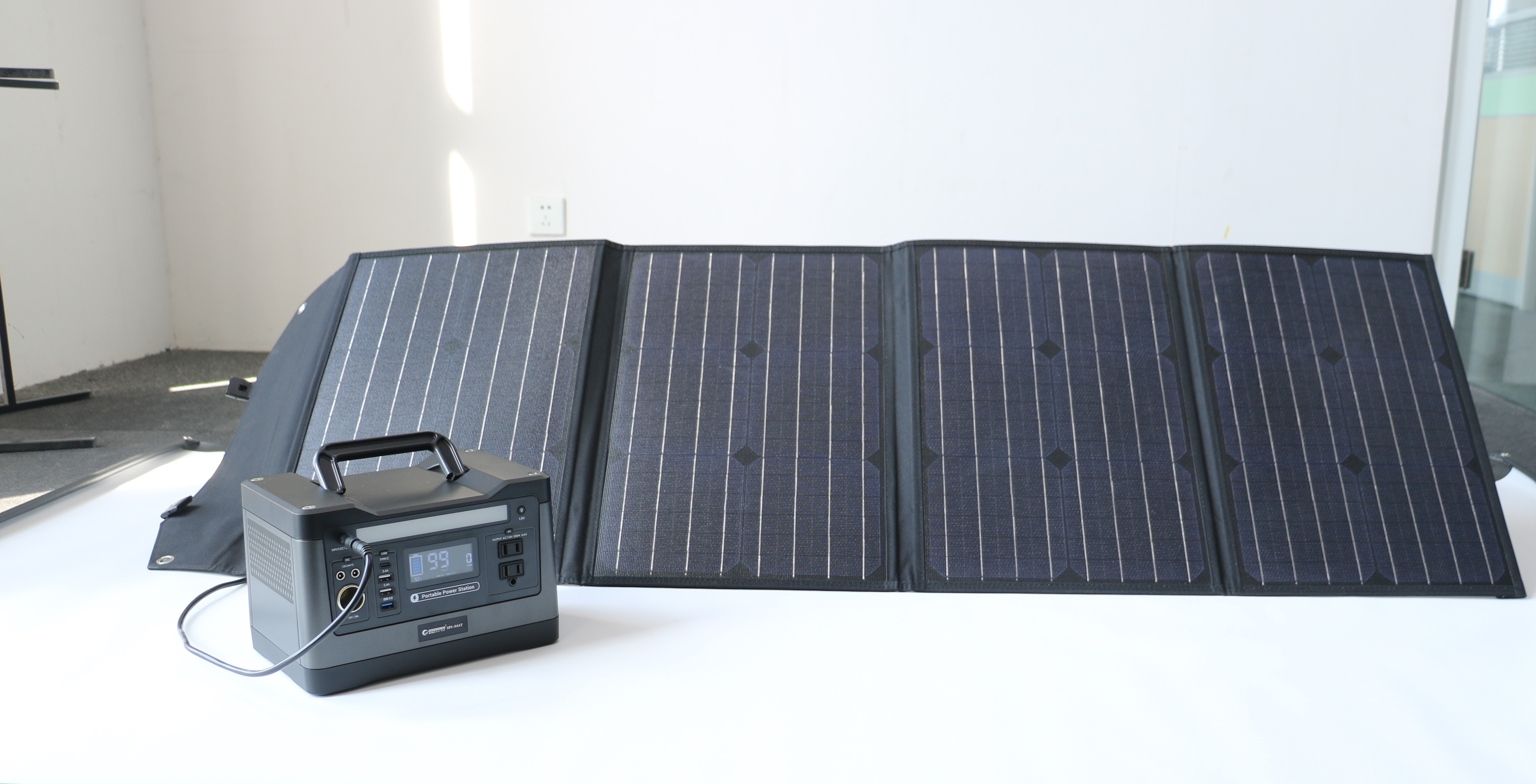 防災の備えに】ポータブル電源とソーラーパネル-家庭用蓄電池 | LED